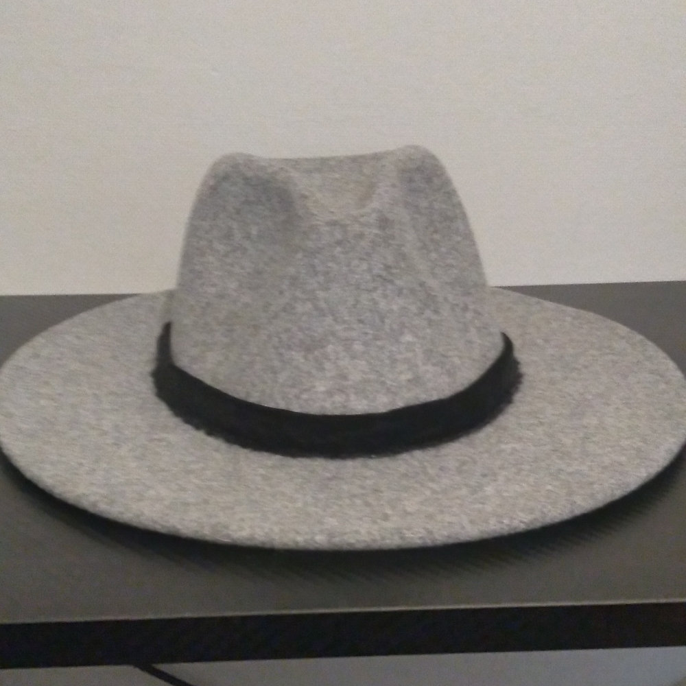 Beautiful stylish grey women's hat no blems as new